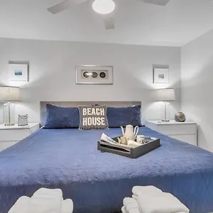  Apartment 2bed 1bath Minutes To Downtown, Beaches, Restaurants, Theaters And